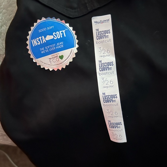 Black wallflower bootcut jeans. Size 3 and 26 in - Picture 3 of 8